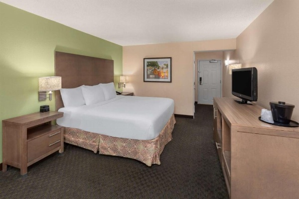 La Quinta Inn & Suites by Wyndham San Antonio Medical Center image 11