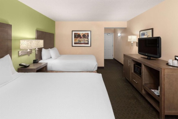 La Quinta Inn & Suites by Wyndham San Antonio Medical Center image 12