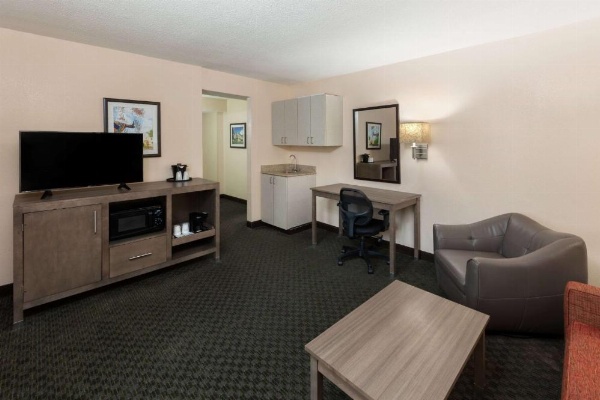 La Quinta Inn & Suites by Wyndham San Antonio Medical Center image 15