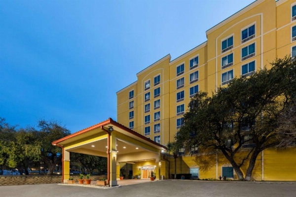 La Quinta Inn & Suites by Wyndham San Antonio Medical Center image 18
