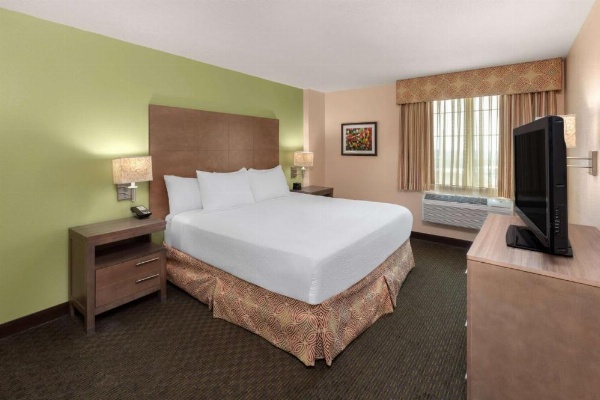 La Quinta Inn & Suites by Wyndham San Antonio Medical Center image 19