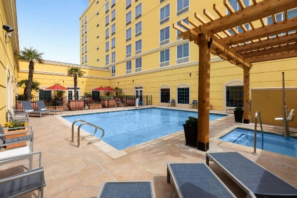 La Quinta Inn & Suites by Wyndham San Antonio Medical Center image 2