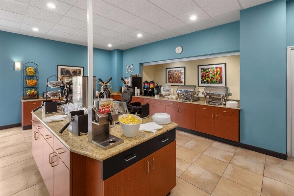 La Quinta Inn & Suites by Wyndham San Antonio Medical Center image 4