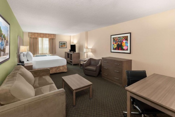 La Quinta Inn & Suites by Wyndham San Antonio Medical Center image 8
